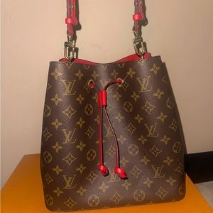 Louis Vuitton NeoNoe Bucket Bag. Monogram pattern with red.